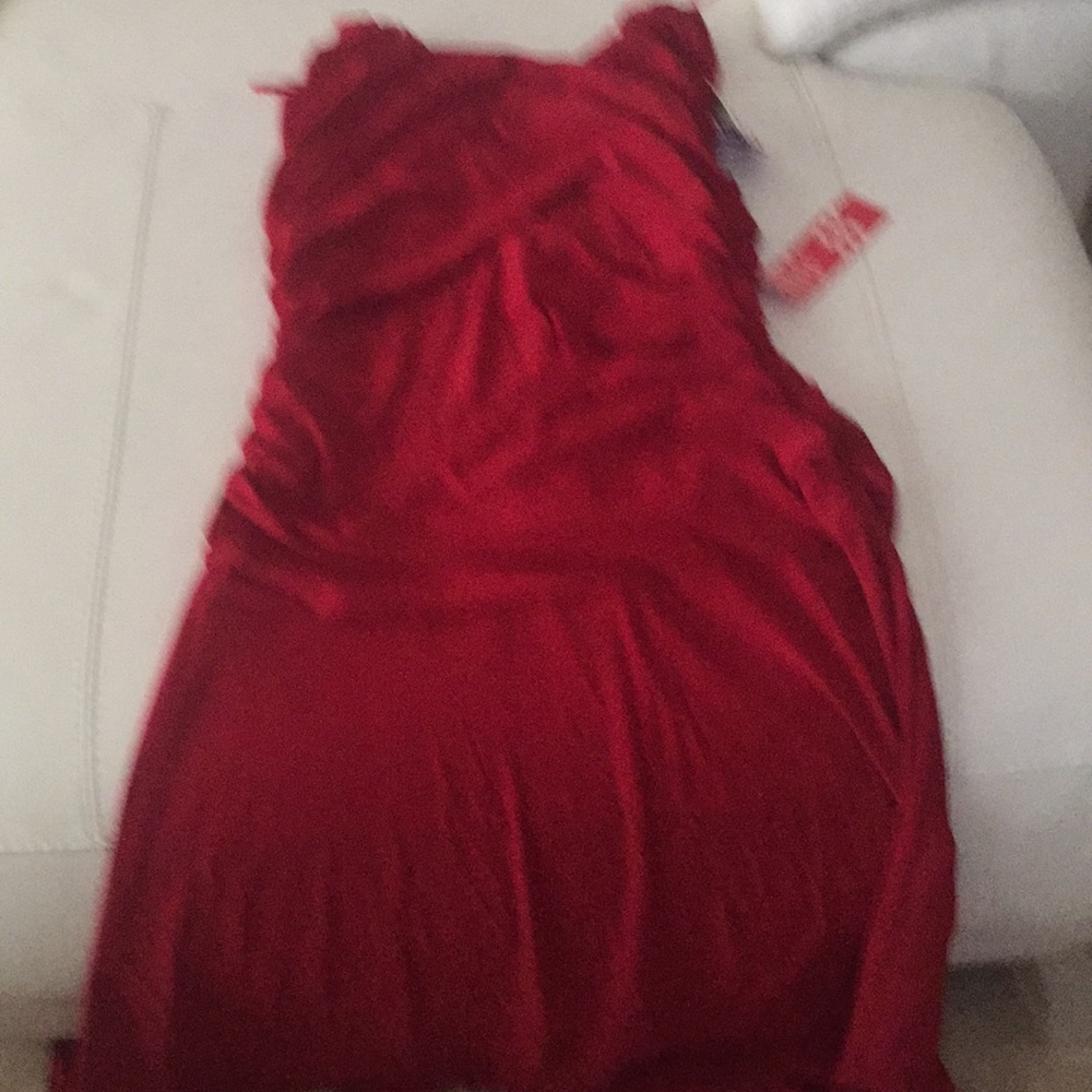 Red gown - Picture 3 of 3